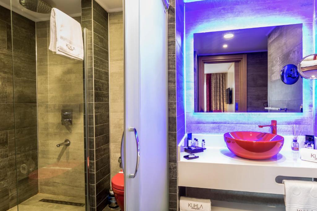 A bathroom at Kuhla Hotel