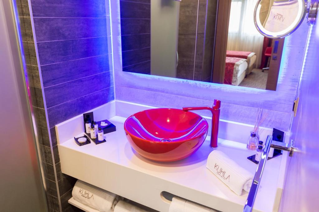 A bathroom at Kuhla Hotel