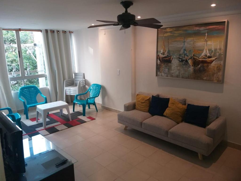 sala de estar con sofá y sillas en Apartamento Rodadero, Edificio Palanoa 308, en Santa Marta