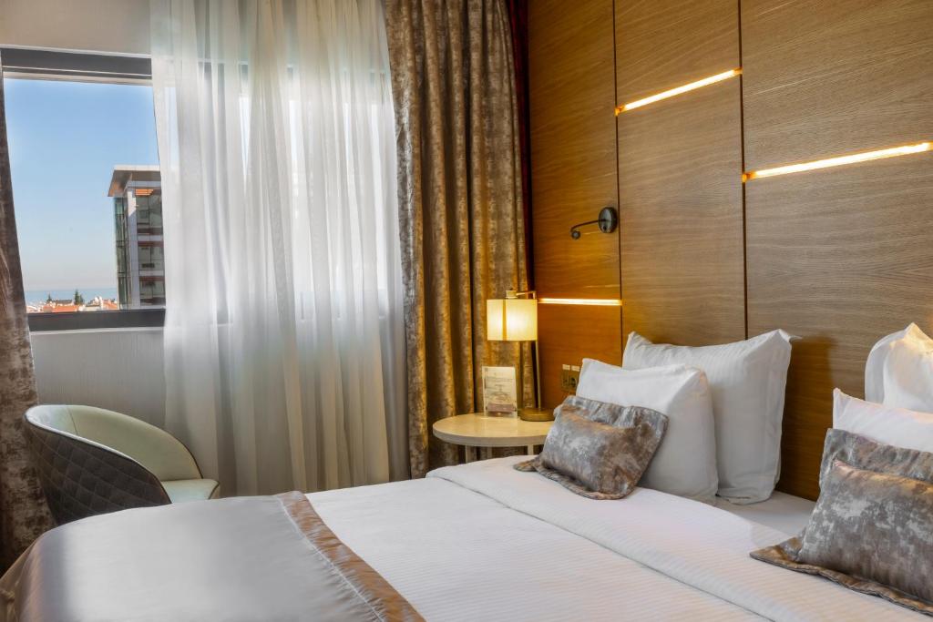 A bed or beds in a room at Kuhla Hotel