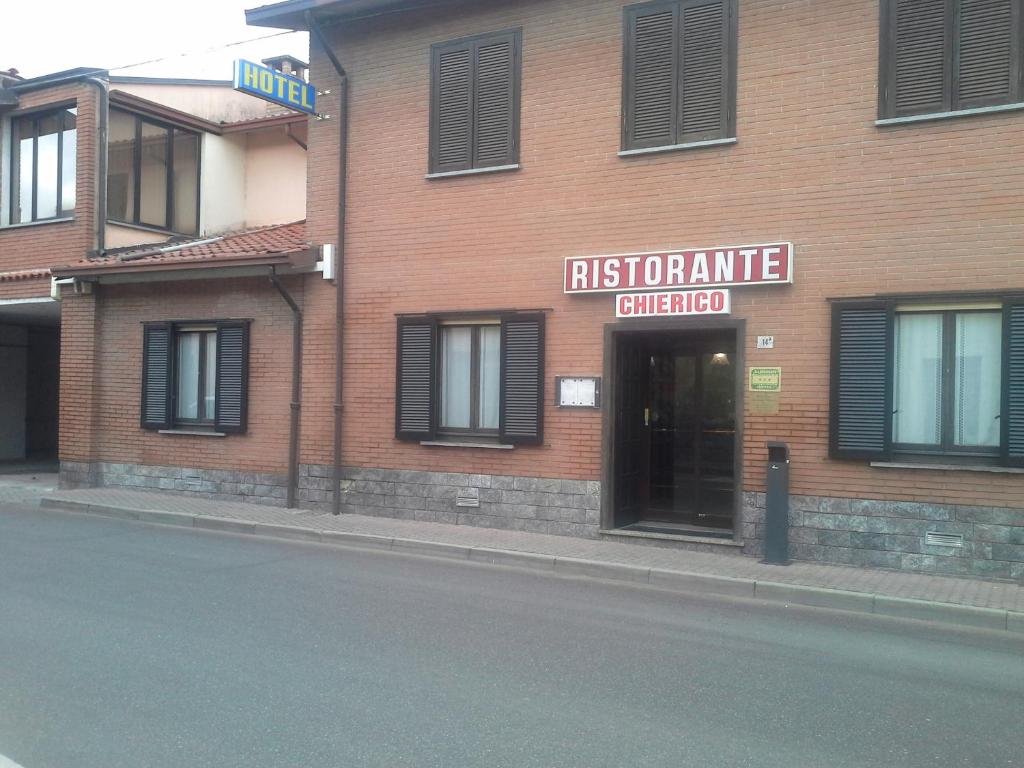 een gebouw aan de straatkant bij Hotel Ticino Ristorante Chierico in Carbonara al Ticino