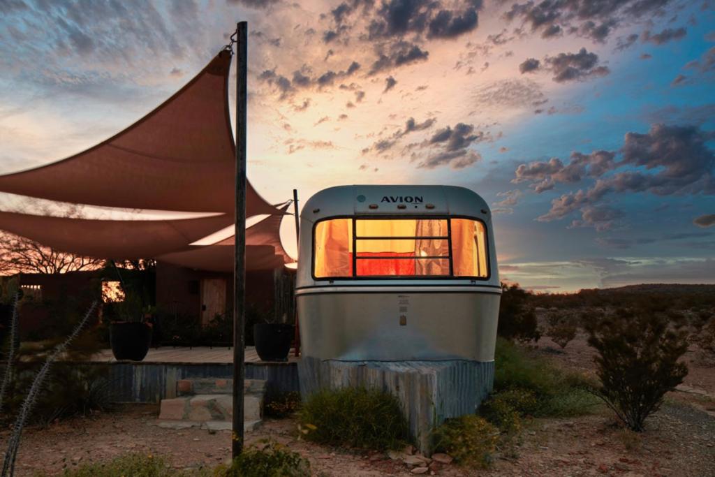 Desert Pearl ⁠— Quick Drive from Big Bend في تيرلينغوا: منزل صغير في وسط الصحراء