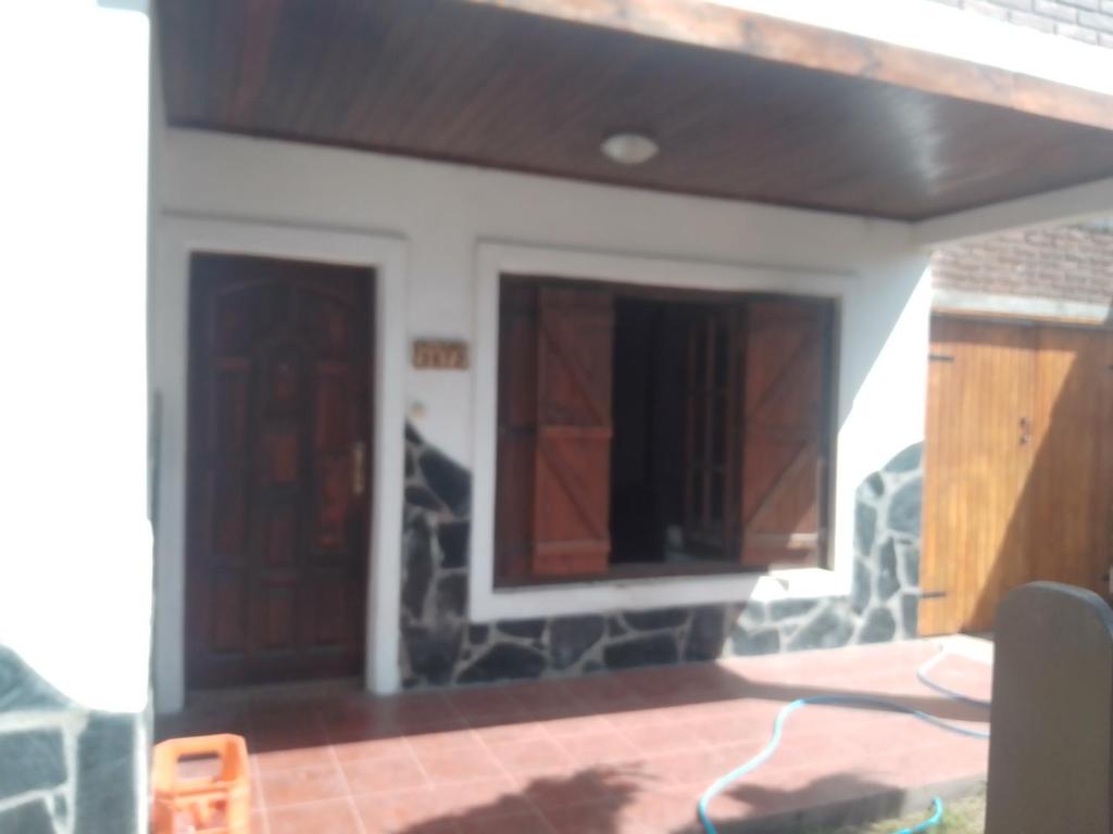 Mí Rincon في مار ديل بلاتا: غرفة معيشة بأبواب خشبية وجدار حجري