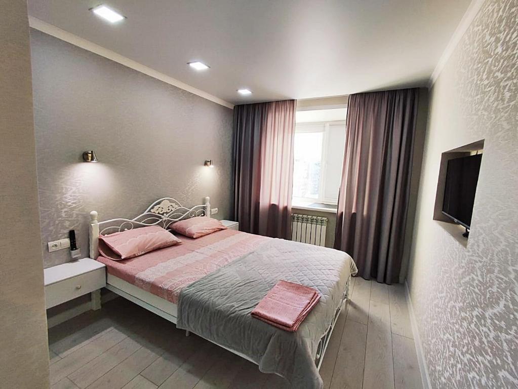 מיטה או מיטות בחדר ב-Апартаменты для гостей на Назарбаева 44