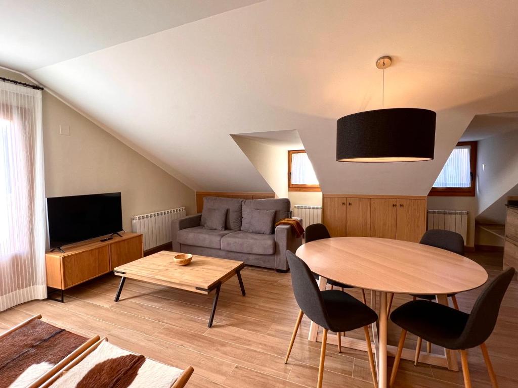 TV a/nebo společenská místnost v ubytování Apartaments Areny - L'Amfitriona
