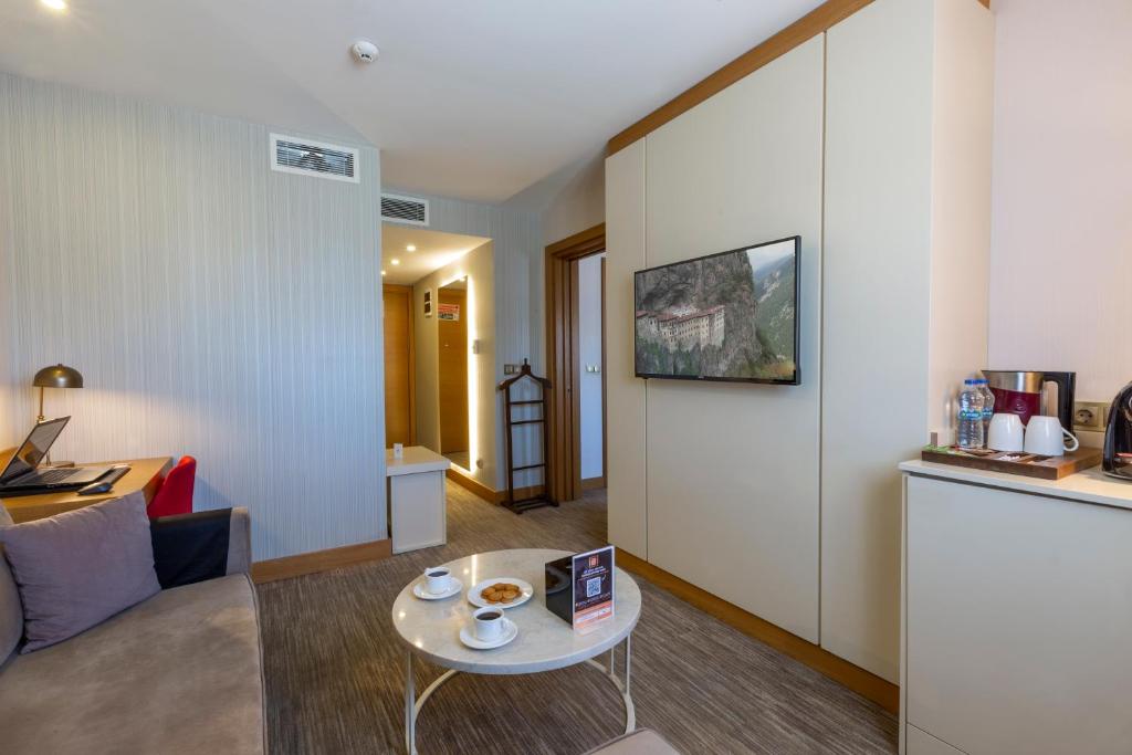 A television and/or entertainment centre at Kuhla Hotel