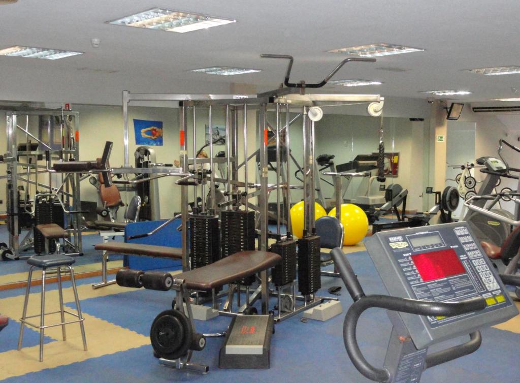 Fitness centrum a/nebo fitness zařízení v ubytování Doña Lola Claudia acogedor apartamento frente a la Playa de Calahonda - Vistas al mar y a la piscina comunitaria