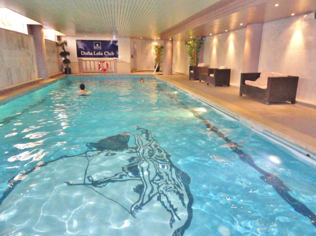 Bazén v ubytování Doña Lola Claudia acogedor apartamento frente a la Playa de Calahonda - Vistas al mar y a la piscina comunitaria nebo v jeho okolí