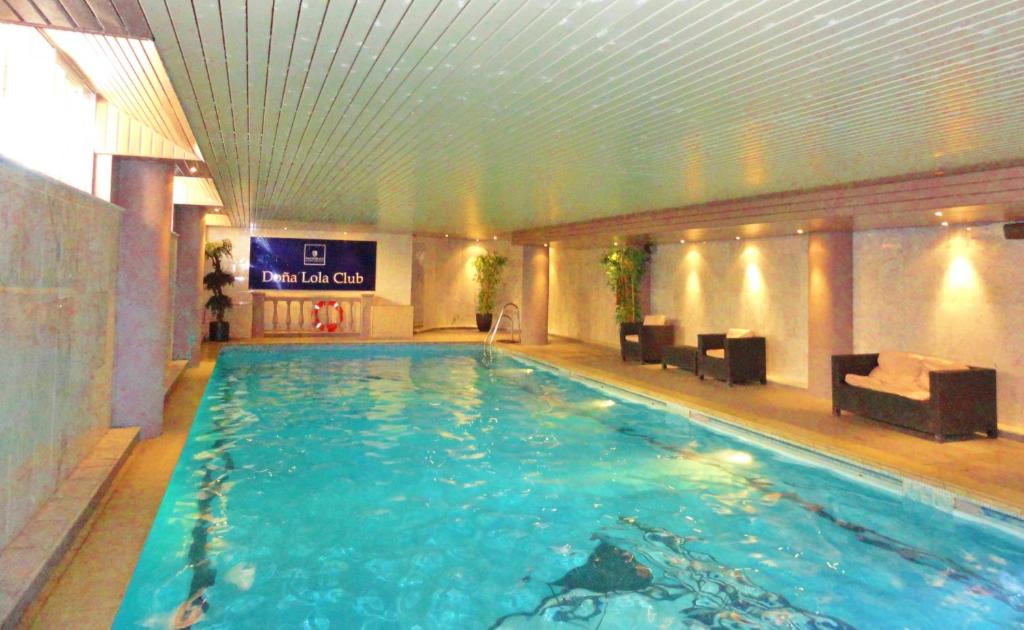 Bazén v ubytování Doña Lola Claudia acogedor apartamento frente a la Playa de Calahonda - Vistas al mar y a la piscina comunitaria nebo v jeho okolí