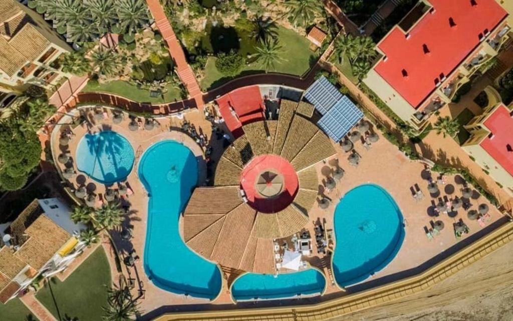 Bazén v ubytování Doña Lola Claudia acogedor apartamento frente a la Playa de Calahonda - Vistas al mar y a la piscina comunitaria nebo v jeho okolí