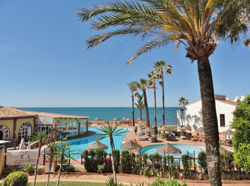 Bazén v ubytování Doña Lola Claudia acogedor apartamento frente a la Playa de Calahonda - Vistas al mar y a la piscina comunitaria nebo v jeho okolí