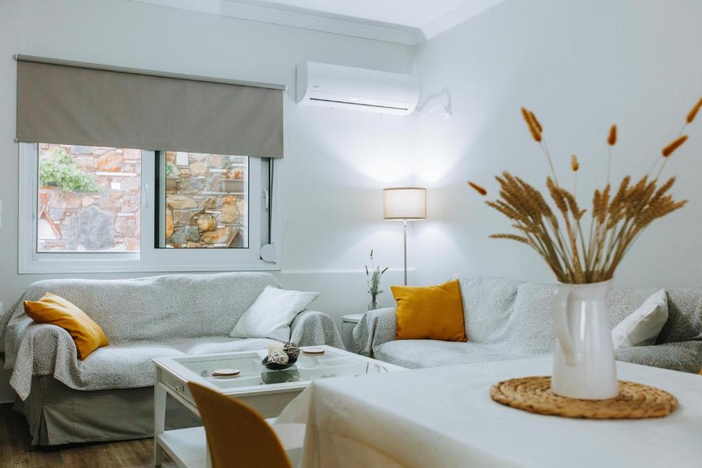 uma sala de estar com um sofá e uma mesa em Hermes Appartment em Chalkida