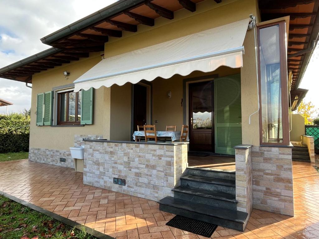 een huis met een veranda en een patio bij Casa Piera in Pietrasanta