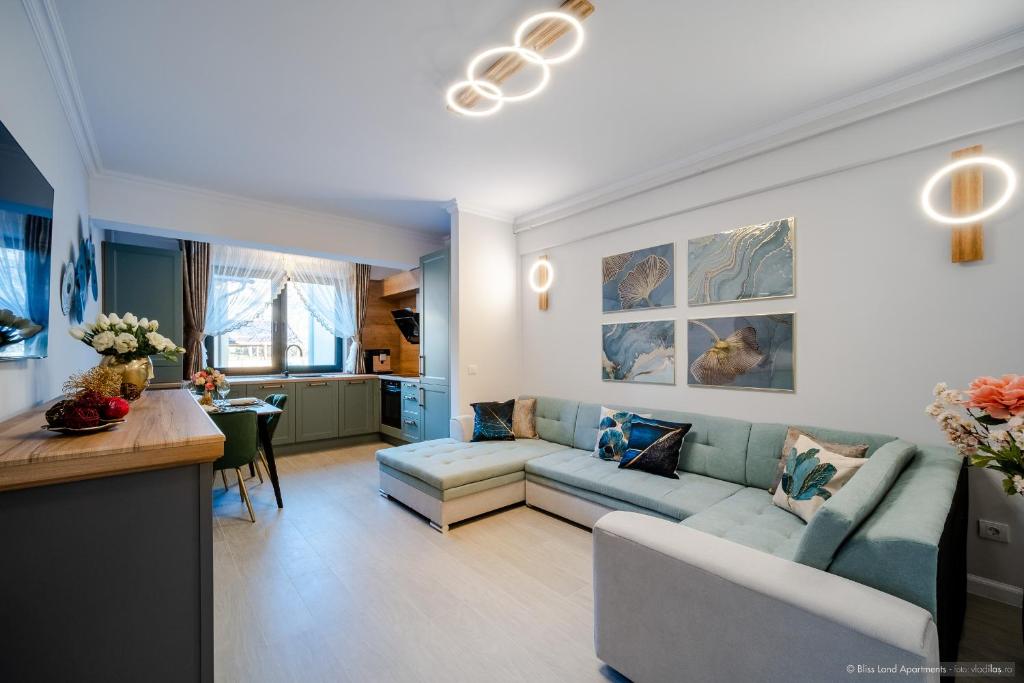 ein Wohnzimmer mit Sofa und Tisch in der Unterkunft Bliss Land Luxury Apartments in Gura Humorului