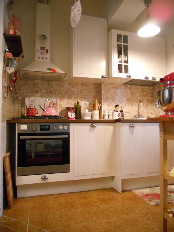 A kitchen or kitchenette at La casa azzurra