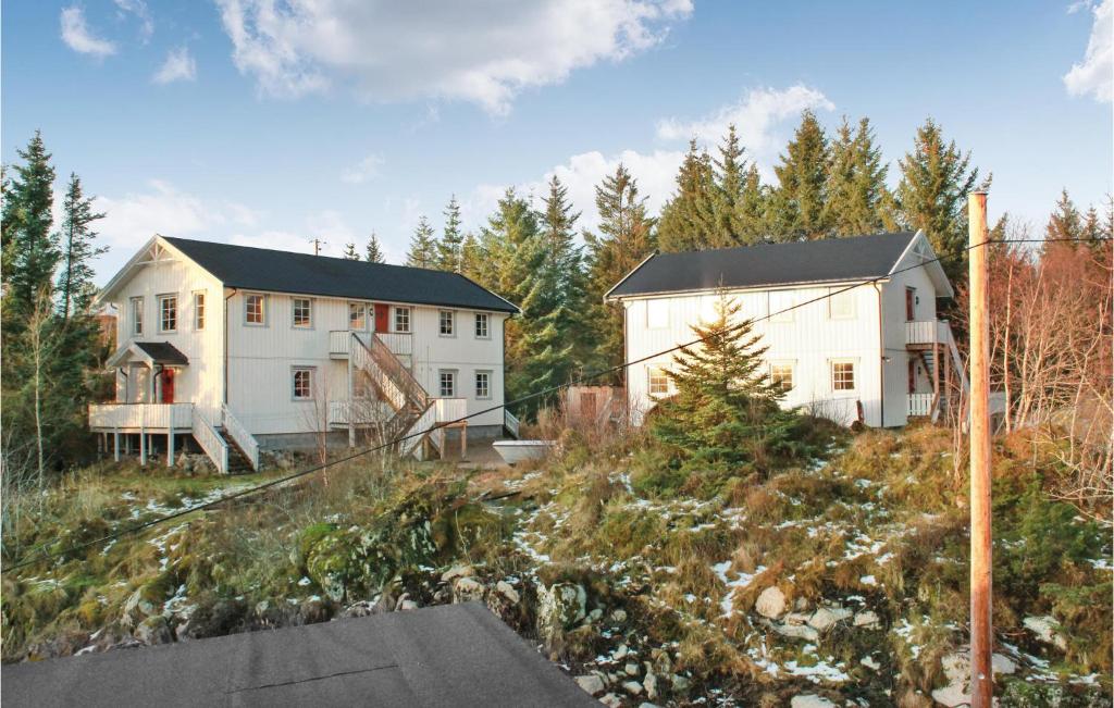 dos casas en una colina con árboles en el fondo en Stunning Apartment In Sandstad With Wifi en Skipnes