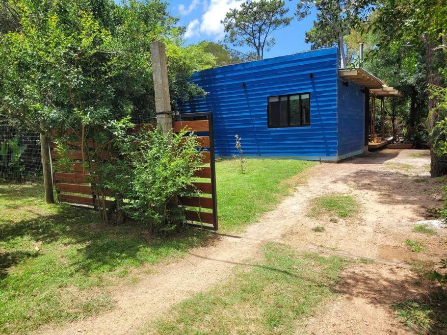 una casa azul con una valla delante de ella en Calma Nativa, en Maldonado