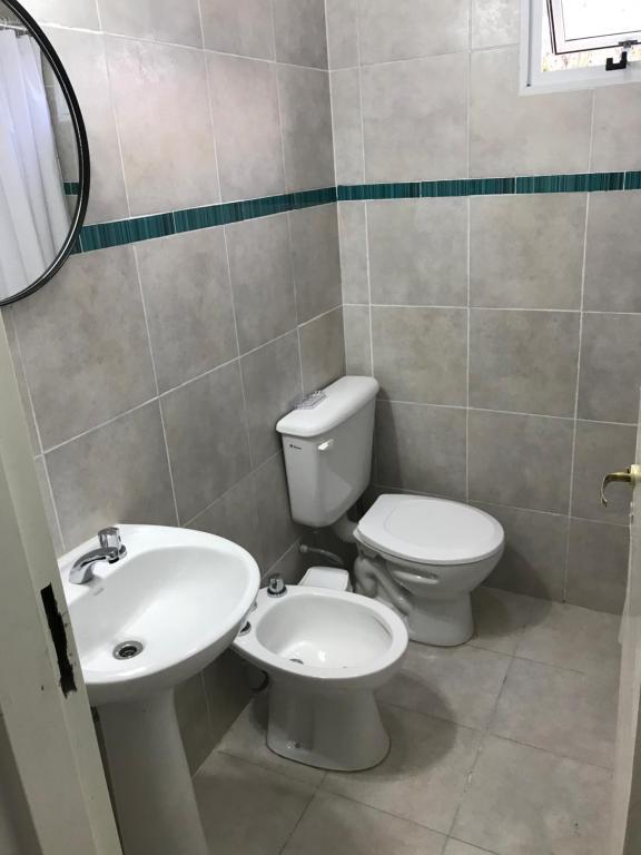 La salle de bains est pourvue de toilettes et d'un lavabo. dans l'établissement Junín Dptos 2, à San Fernando del Valle de Catamarca