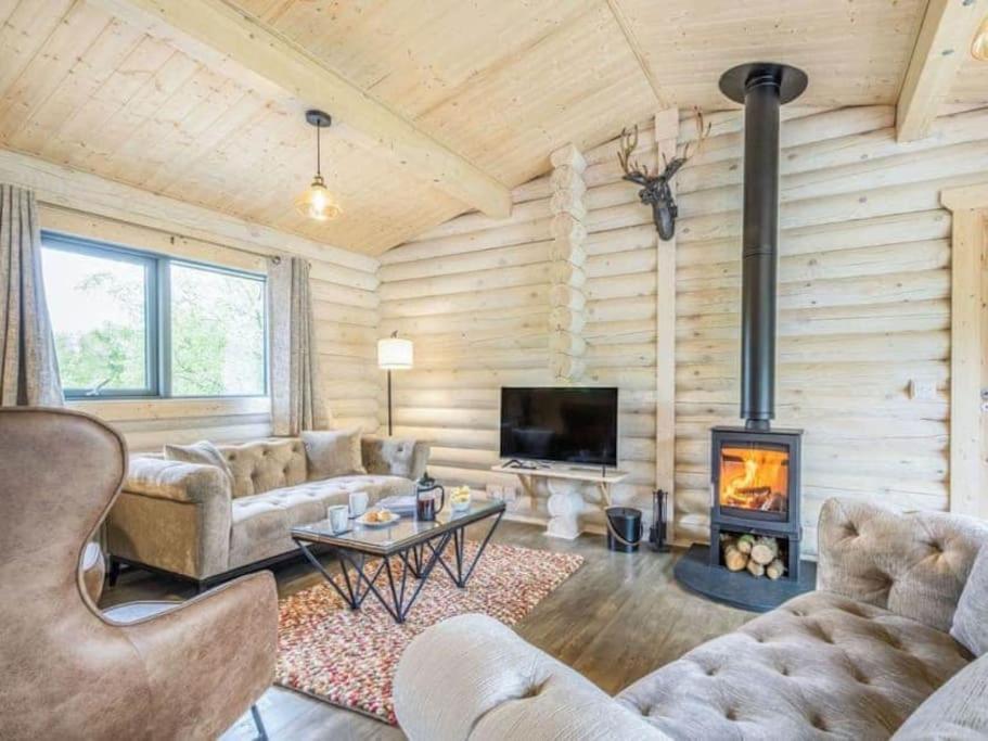 Posezení v ubytování Treetops Luxury Log Cabin - Hot tub, BBQ & Sauna