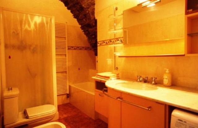 bagno con lavandino e servizi igienici di Sandra Villa Rooms a Corniglia