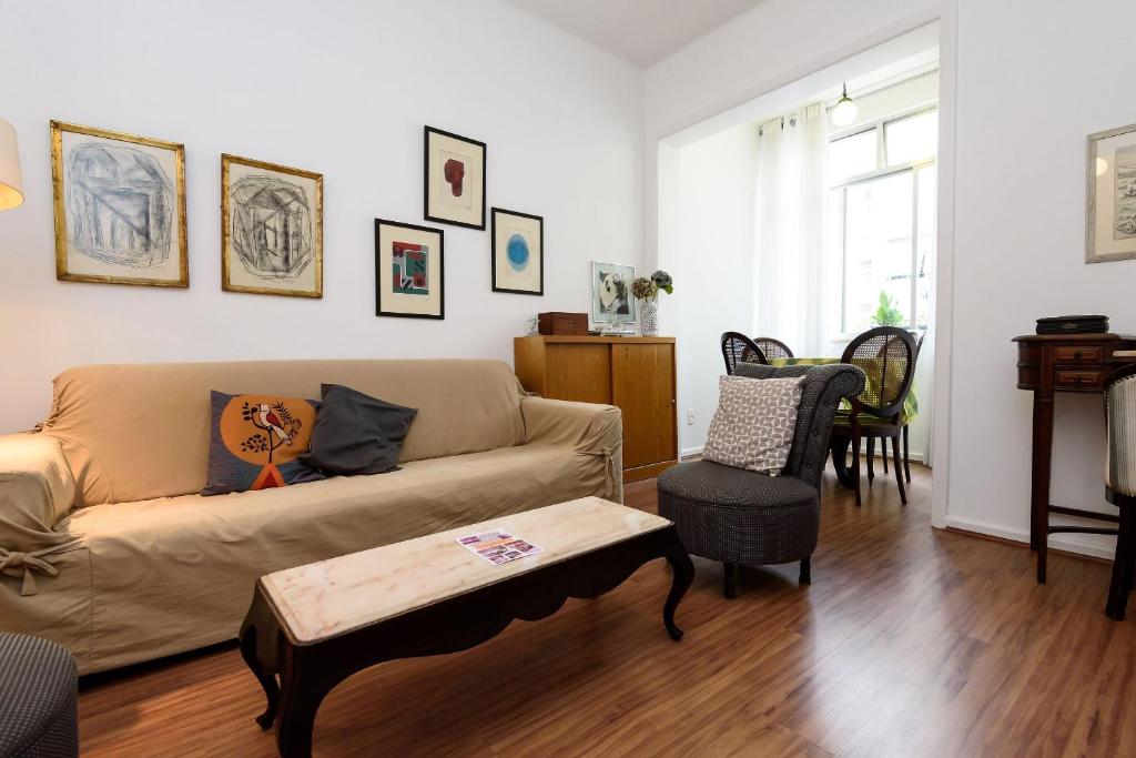 a living room with a couch and a table at 2 Quartos/ 2 banheiros Entre Copa Ipanema Arpoador in Rio de Janeiro