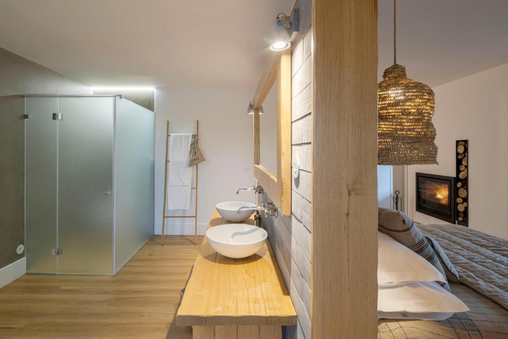 uma casa de banho com dois WC e um lavatrio em TheVagar Countryhouse em Belmonte