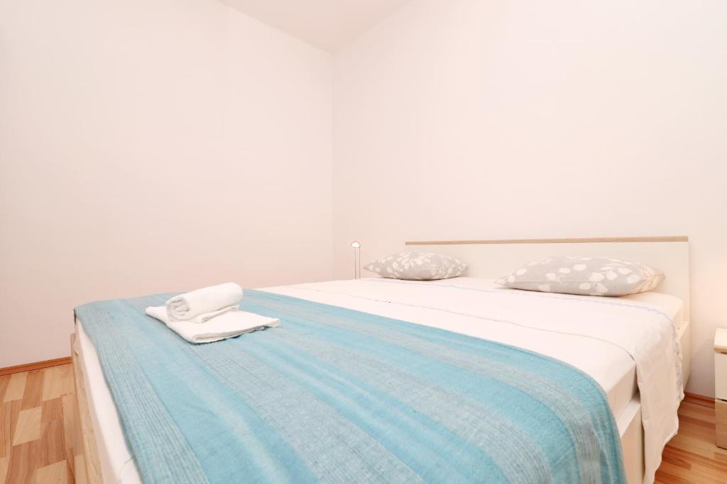 Łóżko lub łóżka w pokoju w obiekcie Apartments Prižba Bay