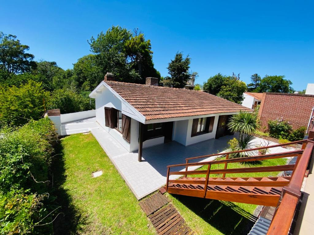 a small white house with a roof at Casa Ibañez in Villa Gesell