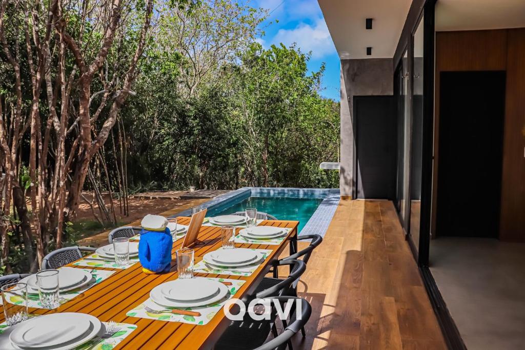 mesa de comedor al aire libre con vistas a la piscina en Qavi - Casa luxuosa em condomínio fechado na praia da Pipa - #Maxlife09, en Pipa