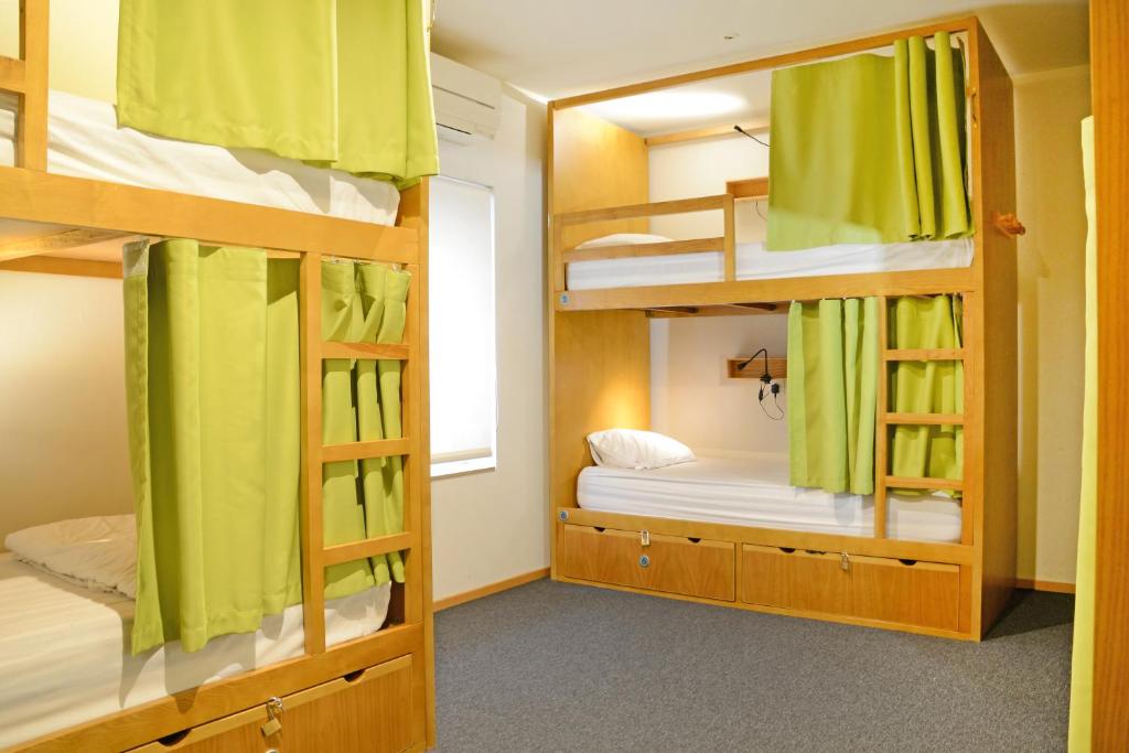 Postel nebo postele na pokoji v ubytování Peach Hostel & Suites