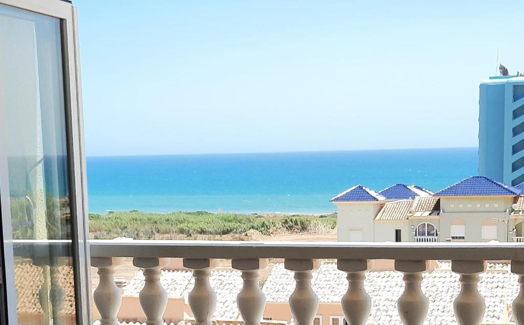 un balcone con vista sulla spiaggia di un condominio di Apartamento Vistamar-Relax a Guardamar del Segura