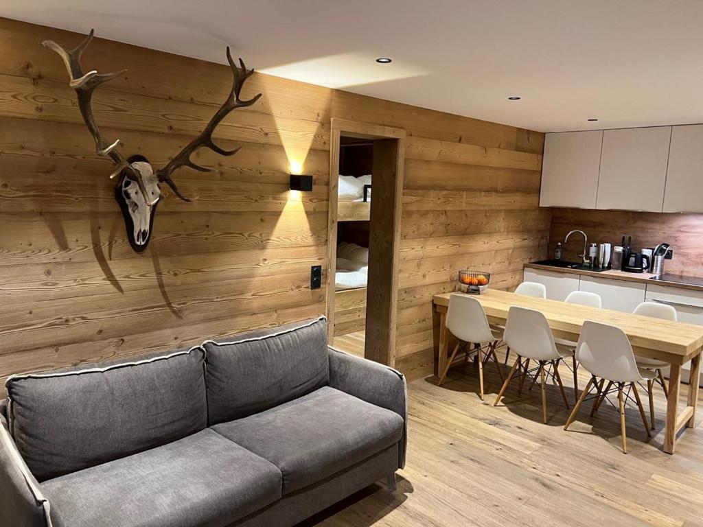 un salon avec un canapé et une table dans l'établissement Appartement avec terrasse pour 6 personnes proche pistes à La Clusaz - FR-1-459-199, à La Clusaz