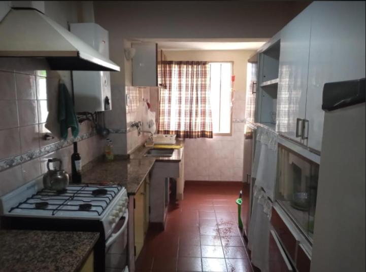 cocina pequeña con fogones y ventana en Casa en Villa Carlos Paz solo apto para familias en Córdoba