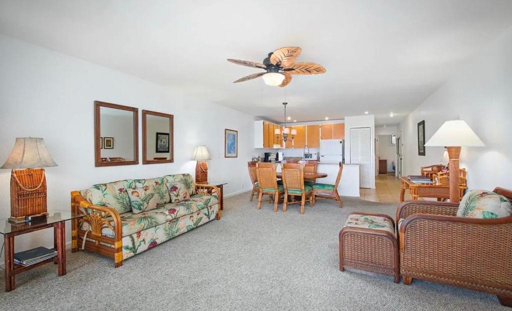 Posezení v ubytování Sea Village condo with Unobstructed ocean views and Oceanside Pool