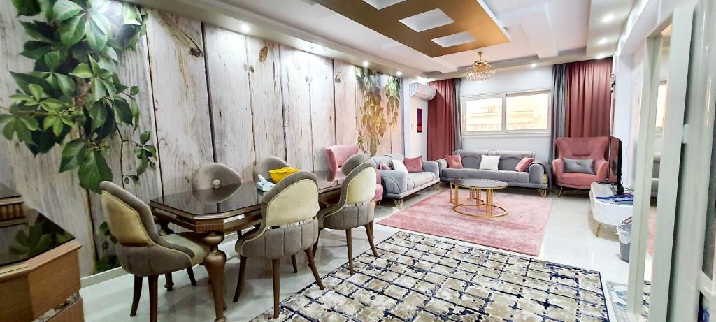 ein Wohnzimmer mit einem Esstisch und Stühlen in der Unterkunft Meedo Apartments in Kairo