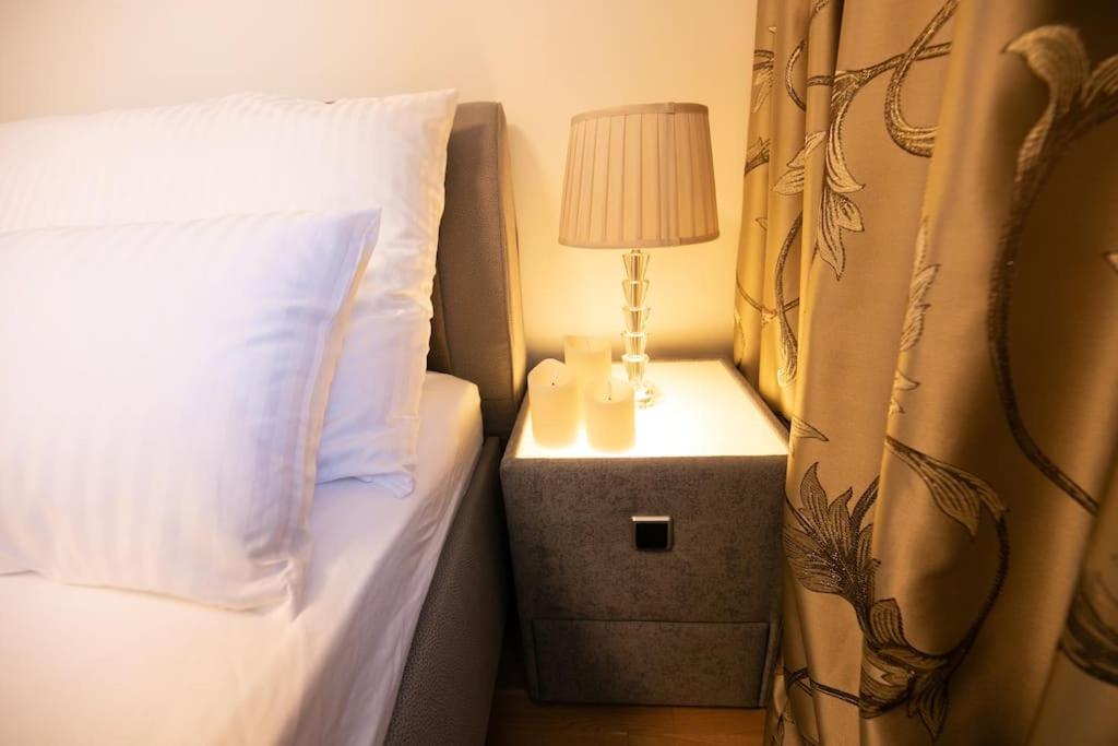 A bed or beds in a room at Schönes Living am Donauufer
