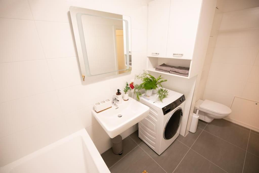 A bathroom at Schönes Living am Donauufer