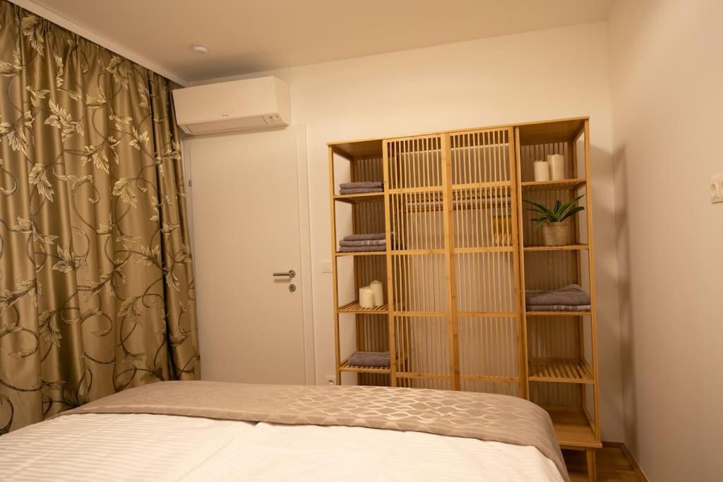 A bed or beds in a room at Schönes Living am Donauufer