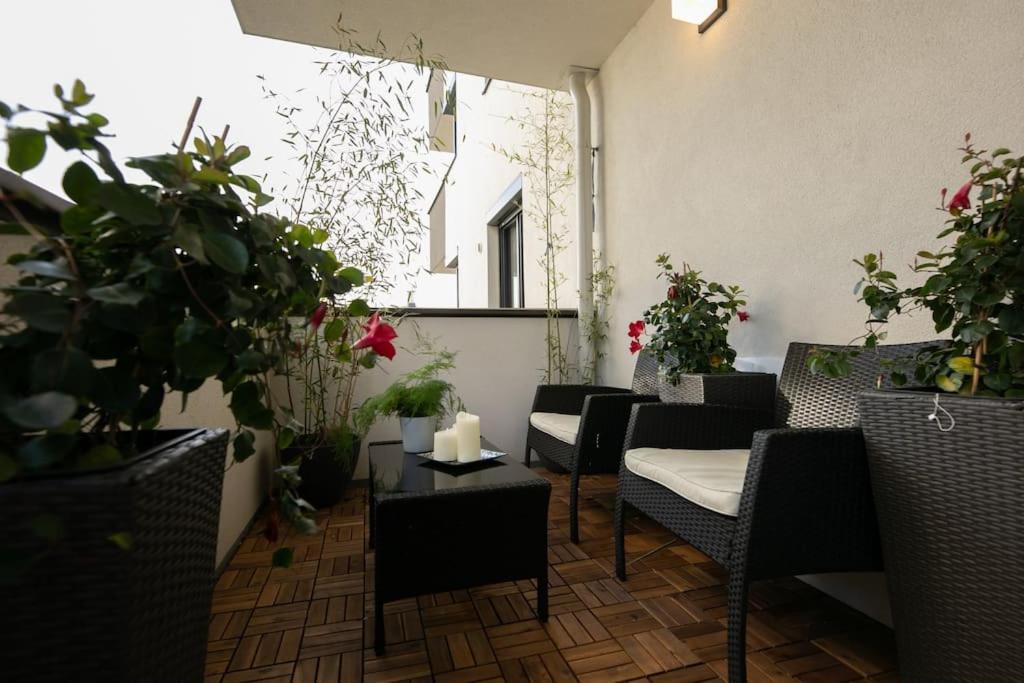 A seating area at Schönes Living am Donauufer