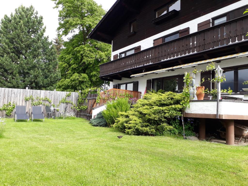 una casa con un patio delante de ella en Apartment Kirchmair en Innsbruck