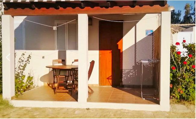 mały dom ze stołem i patio w obiekcie Can Pep Yern 3 w mieście Playa Migjorn