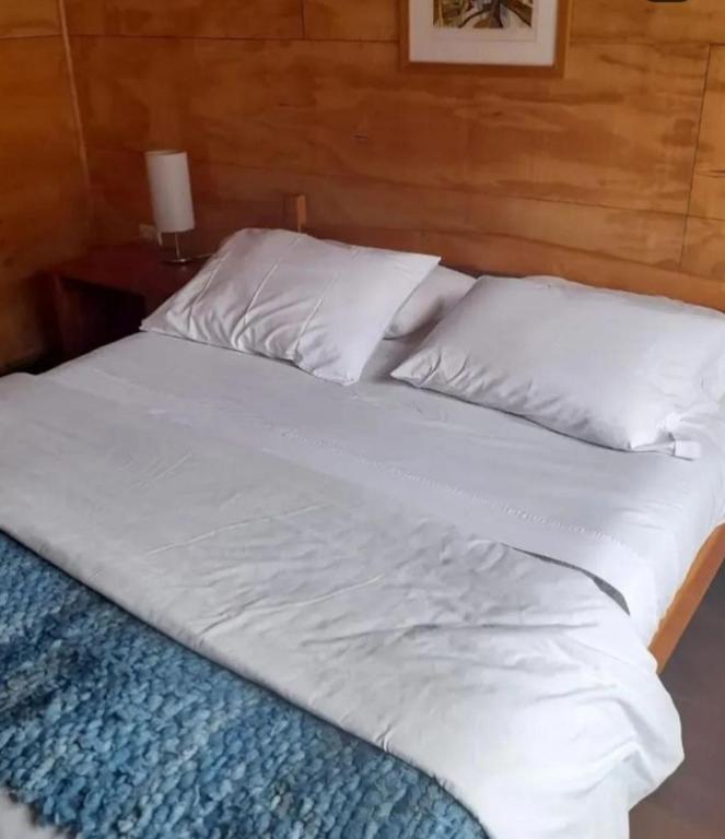 Postel nebo postele na pokoji v ubytování Hostal Palafito Waiwen