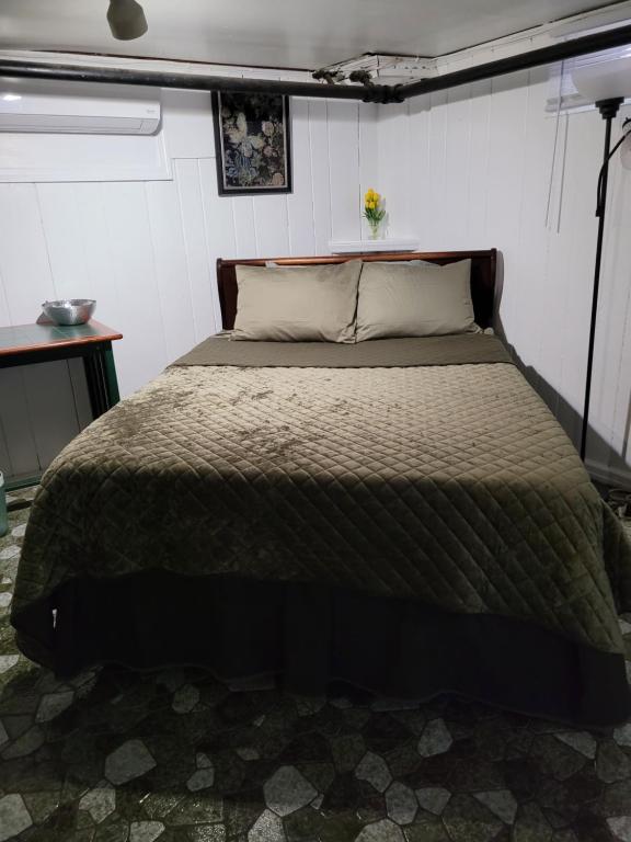 Postel nebo postele na pokoji v ubytování 212 LLC