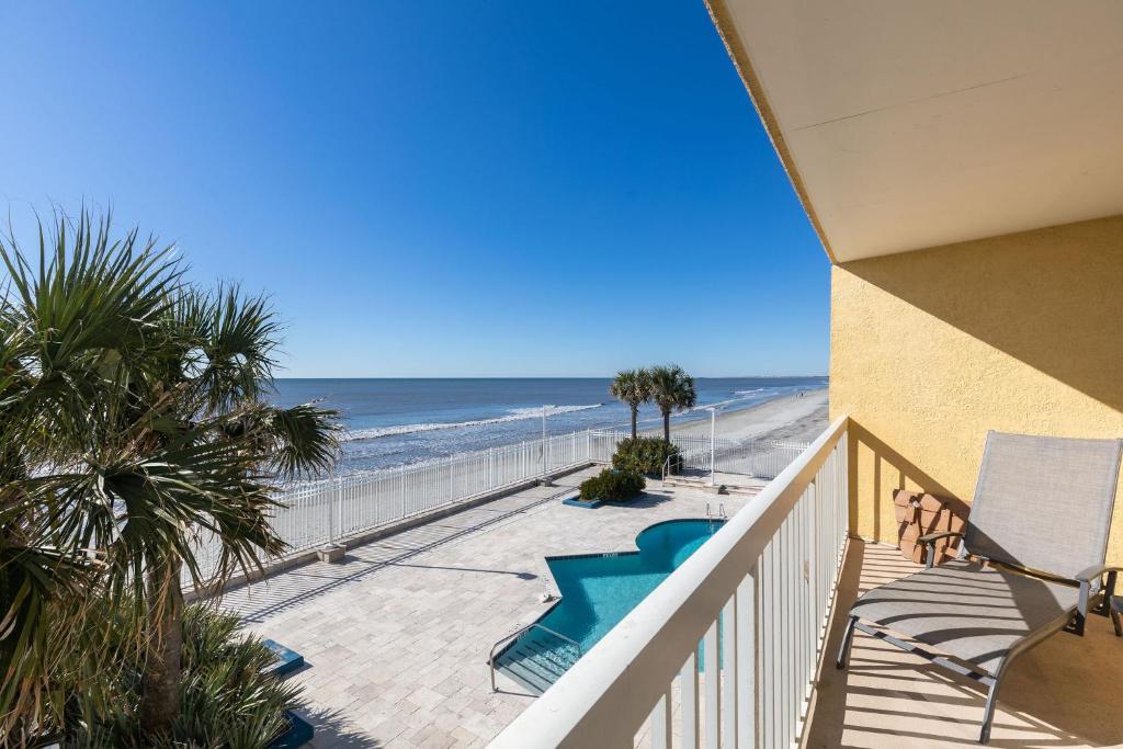 Chas, Oceanfront Villas 121 Peaches and Cream, Folly Beach, SC