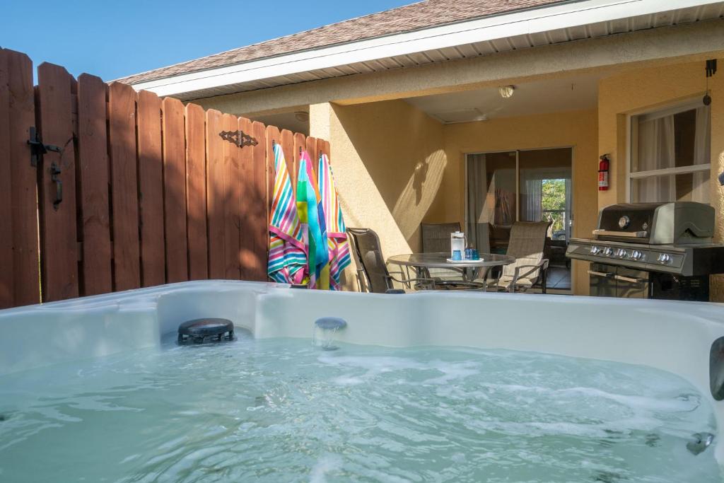 Fotografie z fotogalerie ubytování Heart of the Waves - 3BR & 2BA Beach Retreat - NEW HOT TUB - Outside Patio with Grill & Seating, Steps to Fun! v destinaci Melbourne