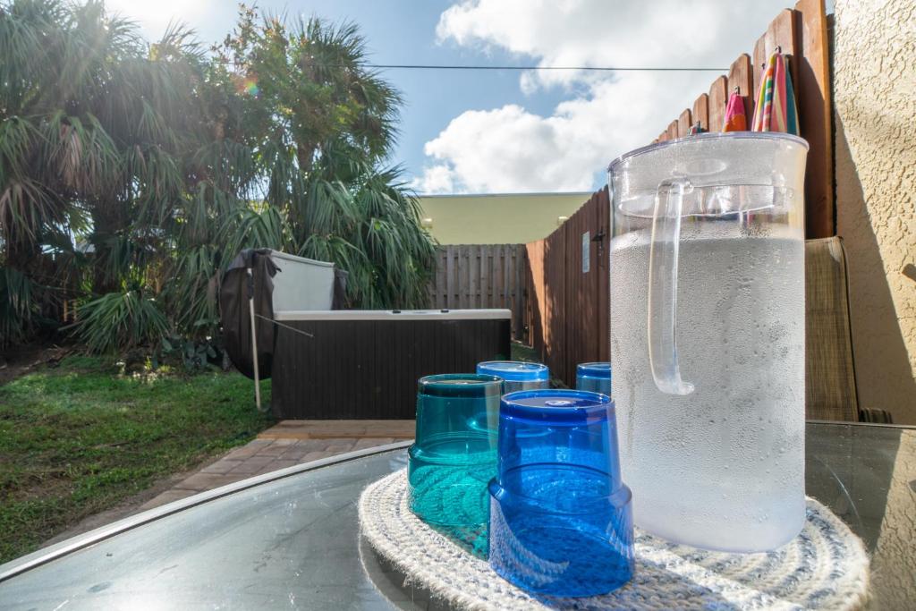 Fotografie z fotogalerie ubytování Heart of the Waves - 3BR & 2BA Beach Retreat - NEW HOT TUB - Outside Patio with Grill & Seating, Steps to Fun! v destinaci Melbourne