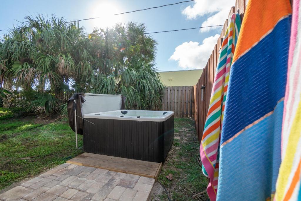Fotografie z fotogalerie ubytování Heart of the Waves - 3BR & 2BA Beach Retreat - NEW HOT TUB - Outside Patio with Grill & Seating, Steps to Fun! v destinaci Melbourne