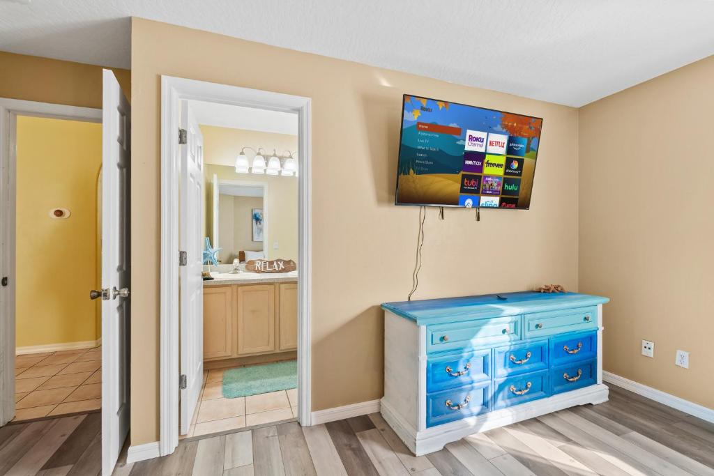 TV a/nebo společenská místnost v ubytování Heart of the Waves - 3BR & 2BA Beach Retreat - NEW HOT TUB - Outside Patio with Grill & Seating, Steps to Fun!