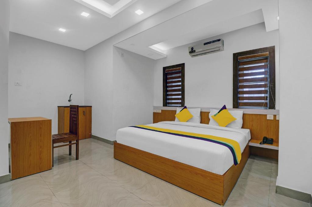 Un pat sau paturi într-o cameră la Itsy By Treebo - Fathima Palace