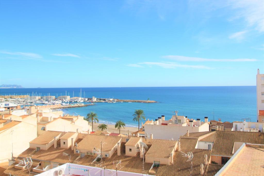 vistas a una playa con casas y al océano en CASATURIS NEWON APARTAMENTOS en EL CAMPELLO, en El Campello